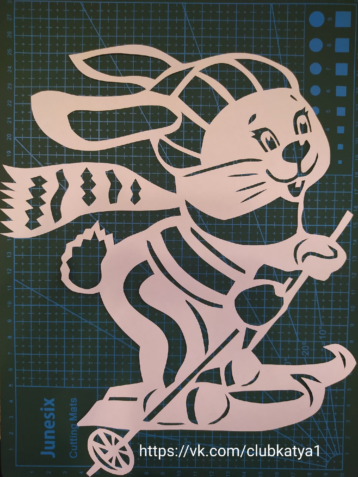 Pattern of Bunny on skis - Dezin