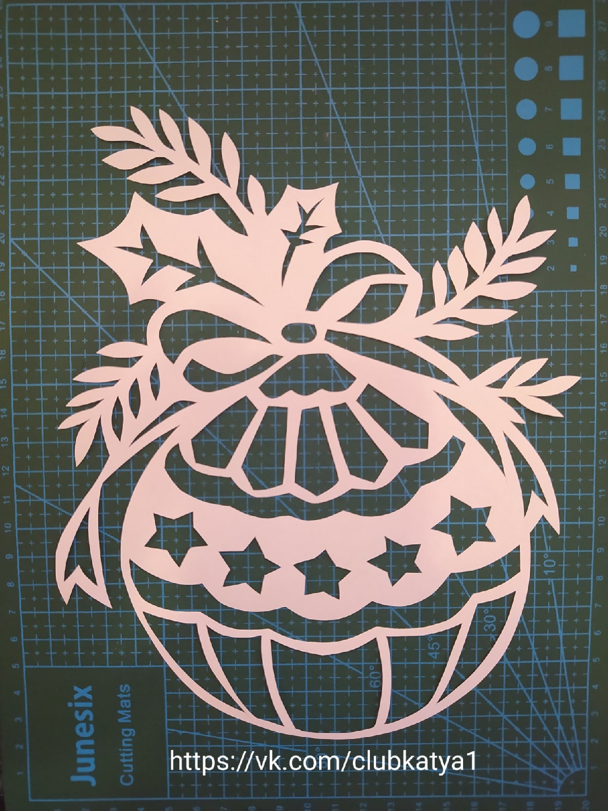 Pattern of Christmas ball - Dezin