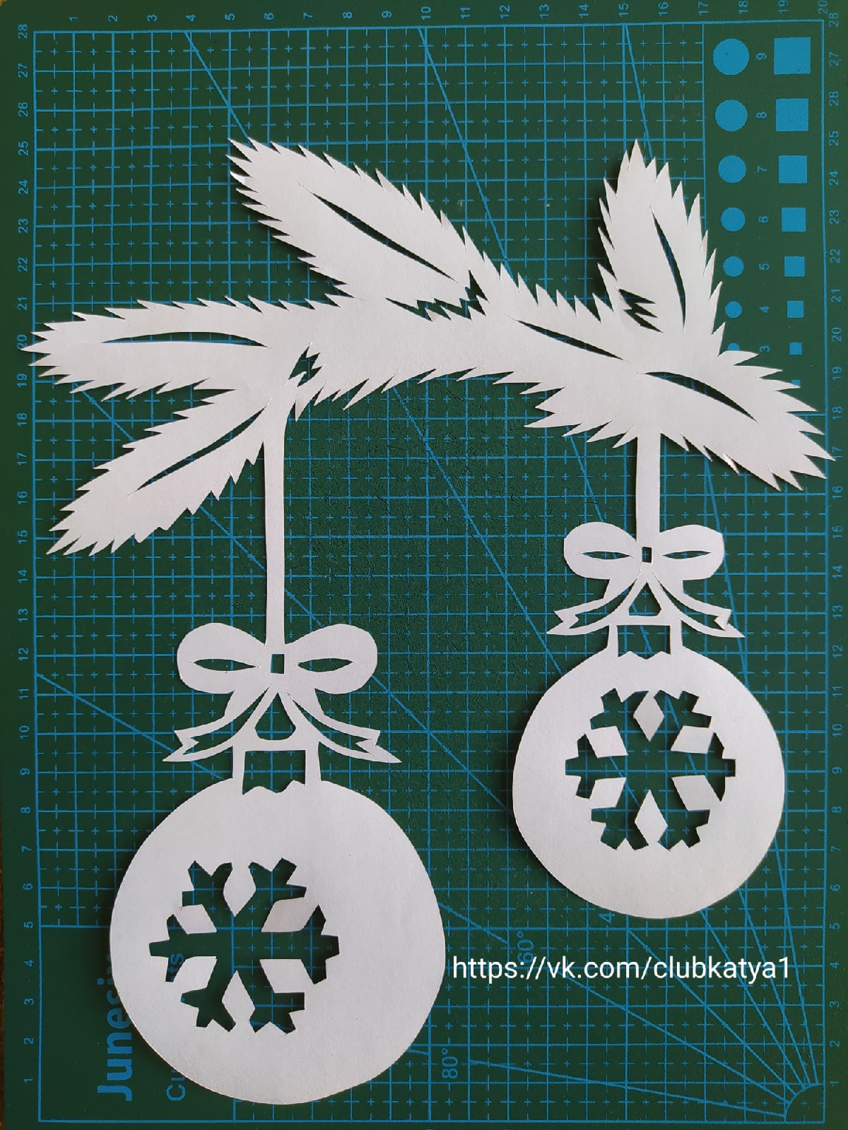 Template Balls on the Christmas tree twig - Dezin