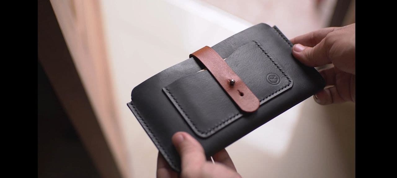 A smartphone case from the Rose Leather Crafts studio. - Dezin