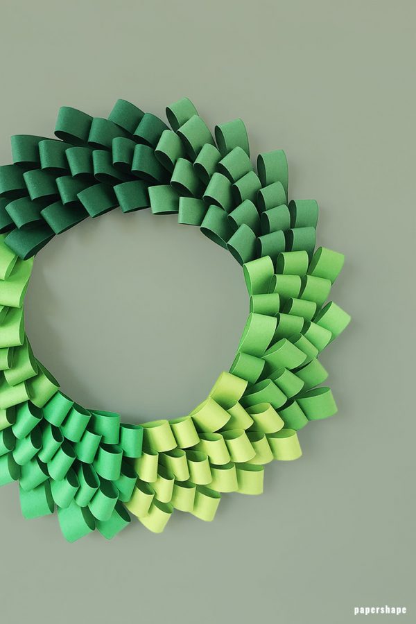 DIY ombré Christmas Wreath from paper loops (free templates)