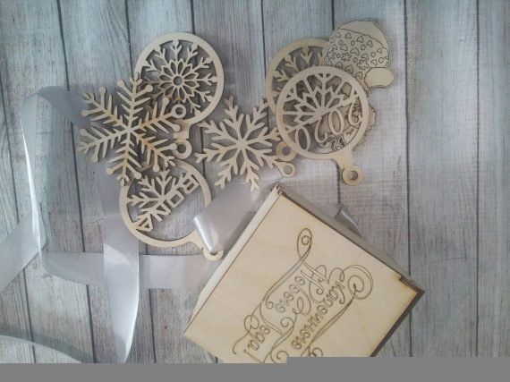 Wooden Box With Snowflake Toys 100x100x75mm Free CDR Vectors Art